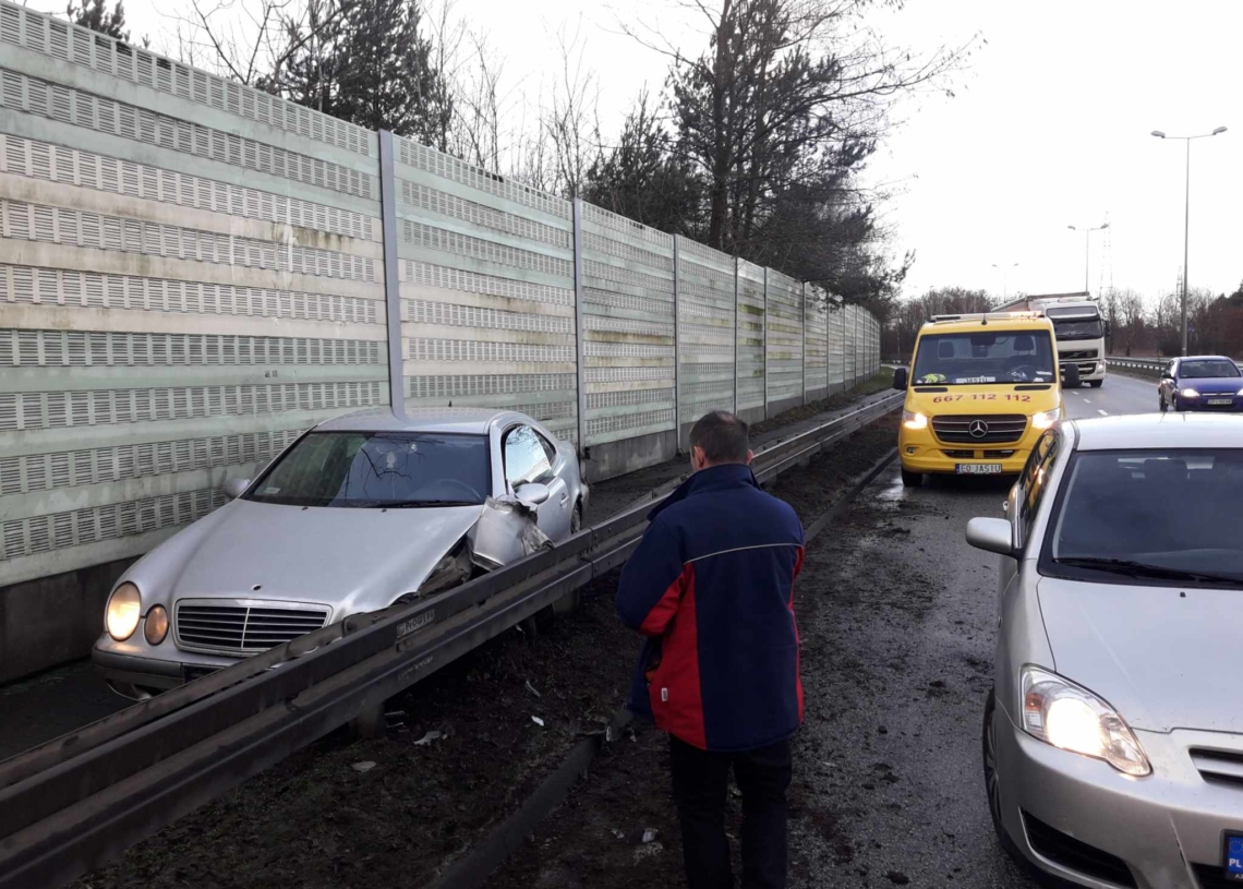 Piotrków. Spowodował 4 kolizje i uciekł