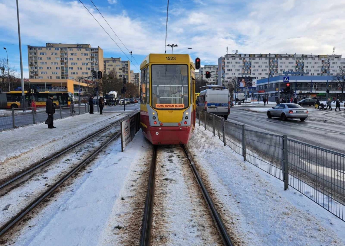 Potrącenie pieszej przez tramwaj linii 2 na Dąbrowskiego. Kobieta przechodziła na czerwonym świetle