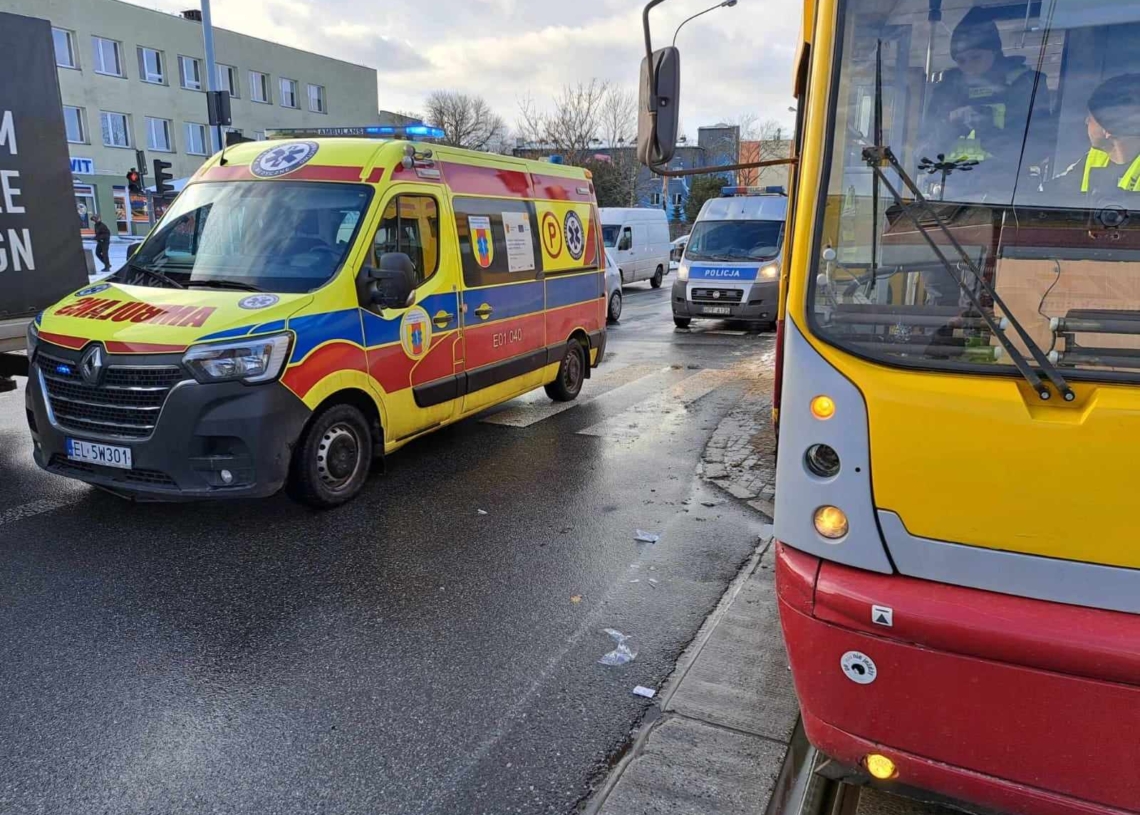 Potrącenie pieszej przez tramwaj linii 2 na Dąbrowskiego. Kobieta przechodziła na czerwonym świetle