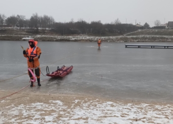 Ćwiczenia z ratownictwa lodowego w Skierniewicach