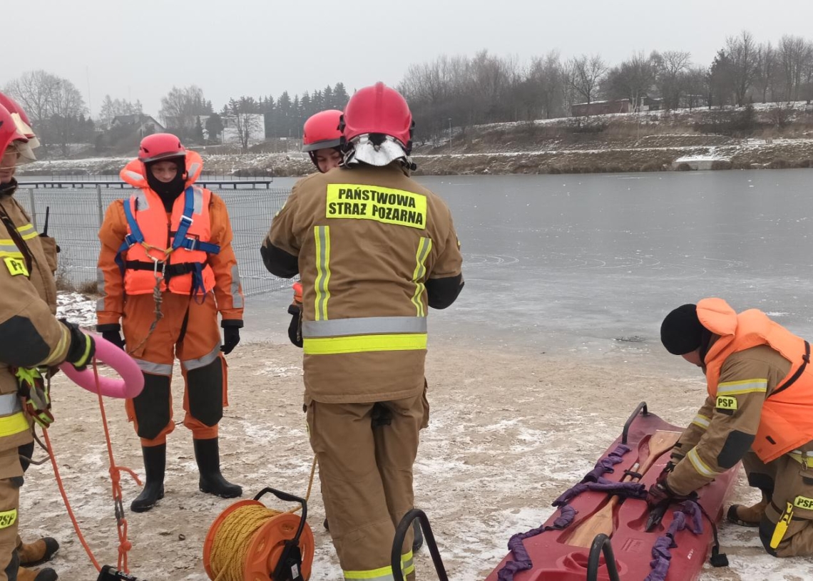 Ćwiczenia z ratownictwa lodowego w Skierniewicach