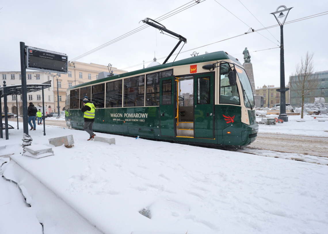 Modernizacja placu Wolności. Test nowego torowiska