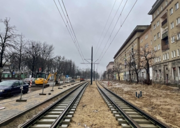 Modernizacja Wojska Polskiego - rozwieszono sieć trakcyjną. Na Strykowskiej torowisko gotowe 7 Modernizacja na Wojska Polskiego