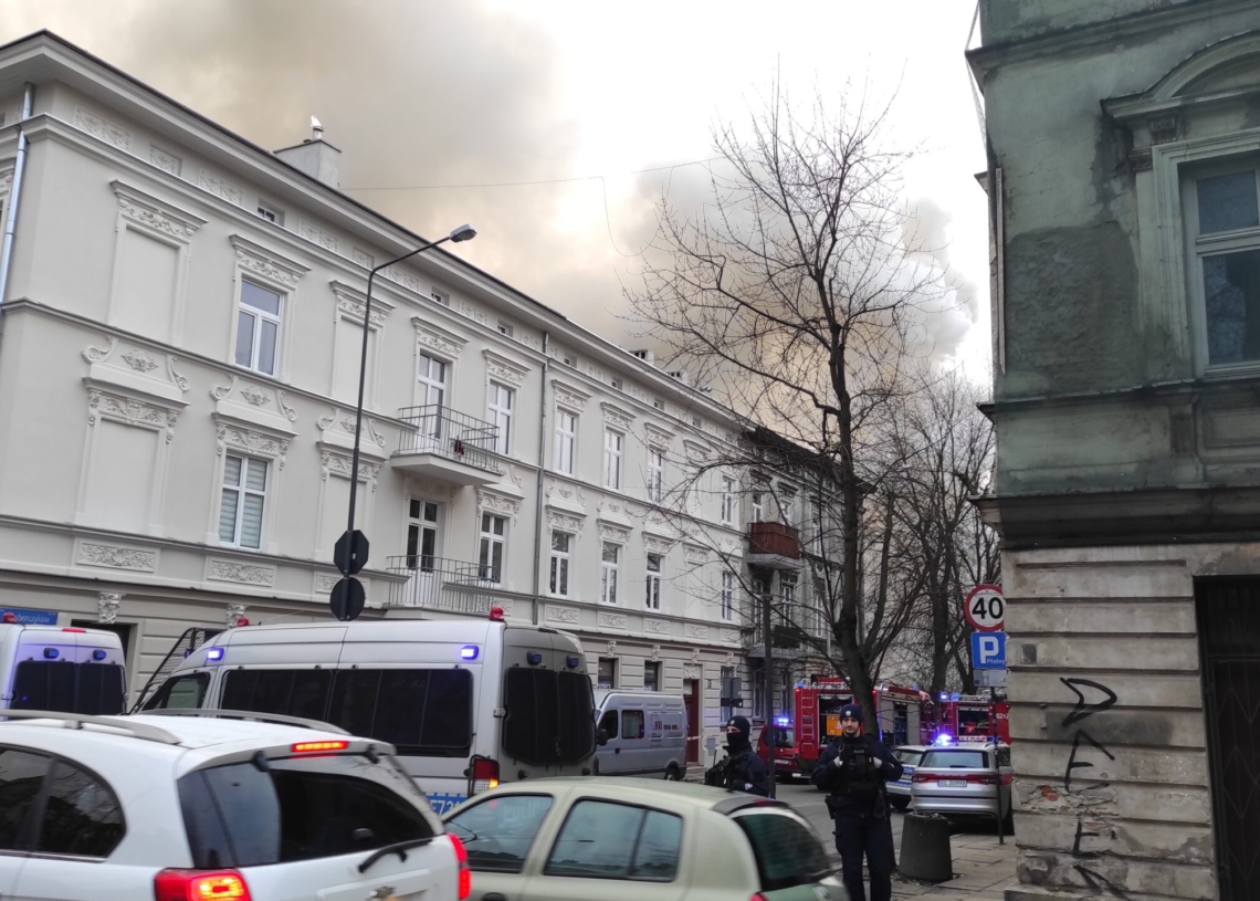 Pożar przy Dowborczyków 24. W akcji gaśniczej bierze udział ponad 30 strażaków [ZDJĘCIA+WIDEO]