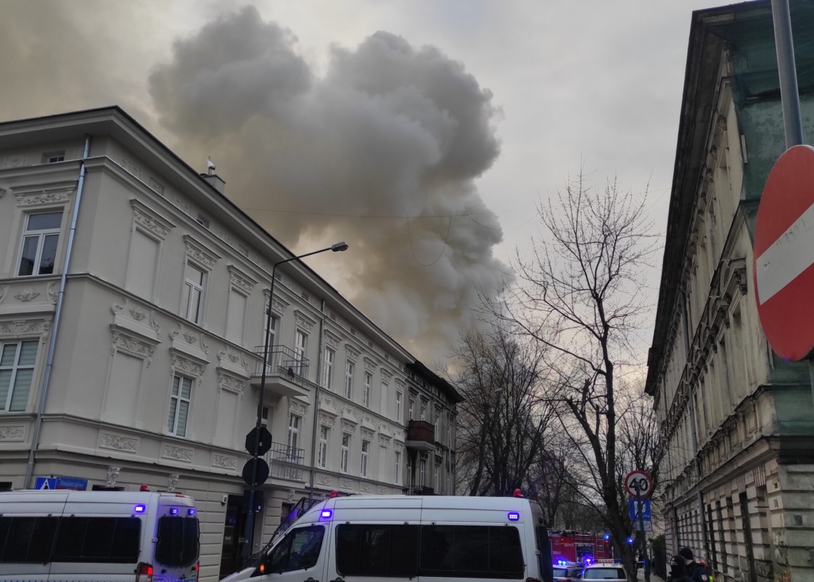 Pożar przy Dowborczyków 24. W akcji gaśniczej bierze udział ponad 30 strażaków [ZDJĘCIA+WIDEO]