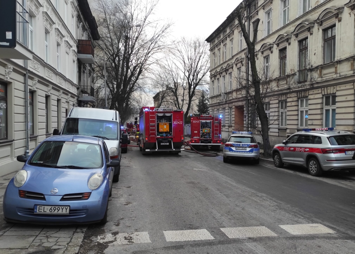 Pożar przy Dowborczyków 24. W akcji gaśniczej bierze udział ponad 30 strażaków [ZDJĘCIA+WIDEO]