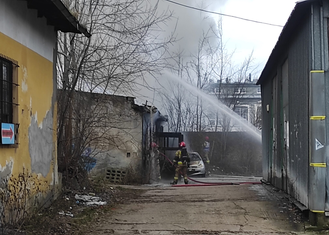 Pożar przy Dowborczyków 24. W akcji gaśniczej bierze udział ponad 30 strażaków [ZDJĘCIA+WIDEO]