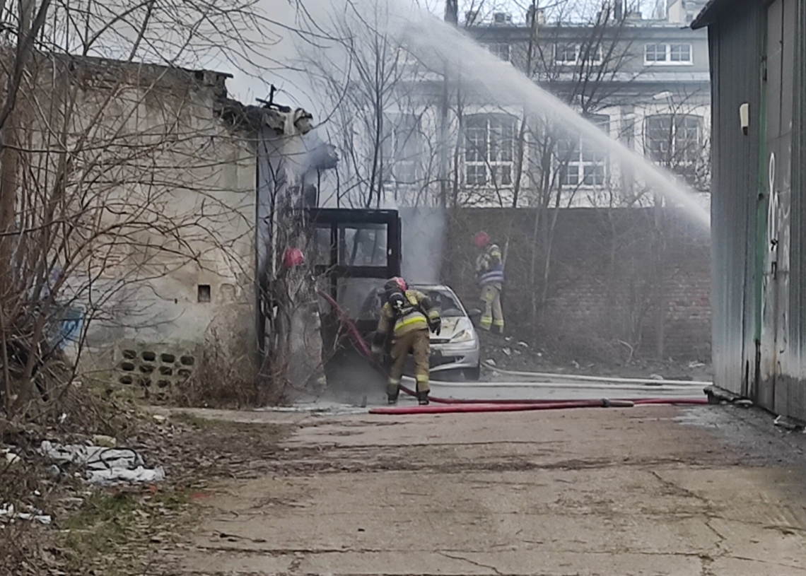 Pożar przy Dowborczyków 24. W akcji gaśniczej bierze udział ponad 30 strażaków [ZDJĘCIA+WIDEO]