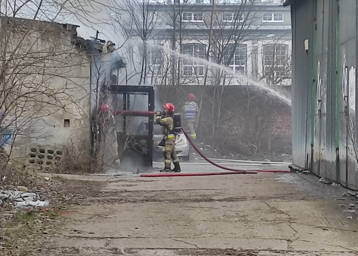 Pożar przy Dowborczyków 24. W akcji gaśniczej bierze udział ponad 30 strażaków [ZDJĘCIA+WIDEO]