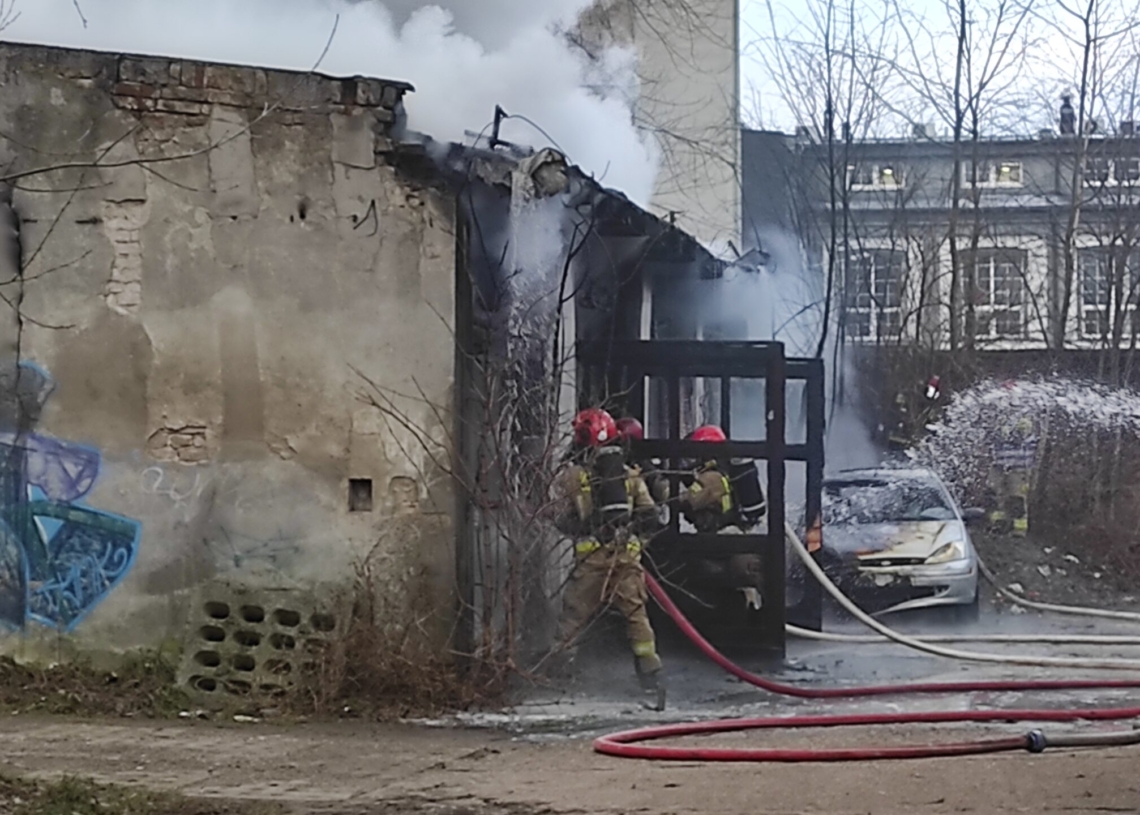 Pożar przy Dowborczyków 24. W akcji gaśniczej bierze udział ponad 30 strażaków [ZDJĘCIA+WIDEO]