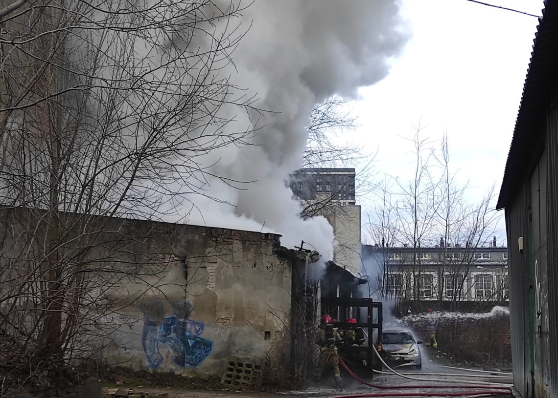 Pożar przy Dowborczyków 24. W akcji gaśniczej bierze udział ponad 30 strażaków [ZDJĘCIA+WIDEO]