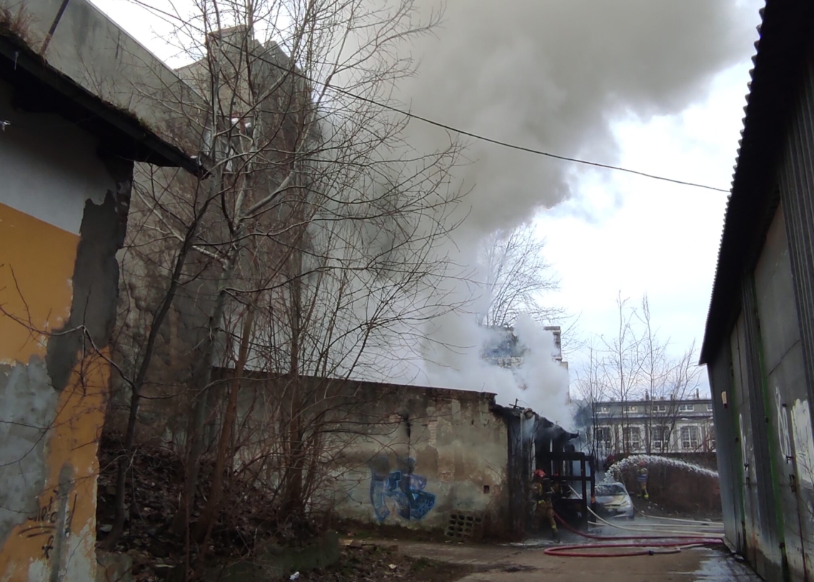 Pożar przy Dowborczyków 24. W akcji gaśniczej bierze udział ponad 30 strażaków [ZDJĘCIA+WIDEO]