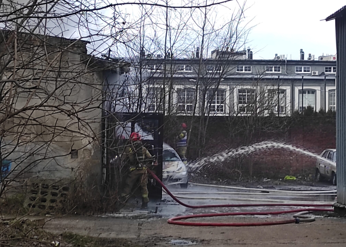 Pożar przy Dowborczyków 24. W akcji gaśniczej bierze udział ponad 30 strażaków [ZDJĘCIA+WIDEO]