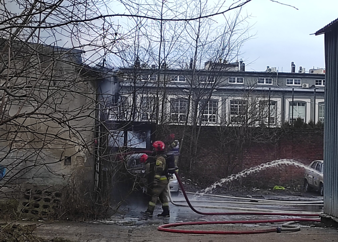 Pożar przy Dowborczyków 24. W akcji gaśniczej bierze udział ponad 30 strażaków [ZDJĘCIA+WIDEO]