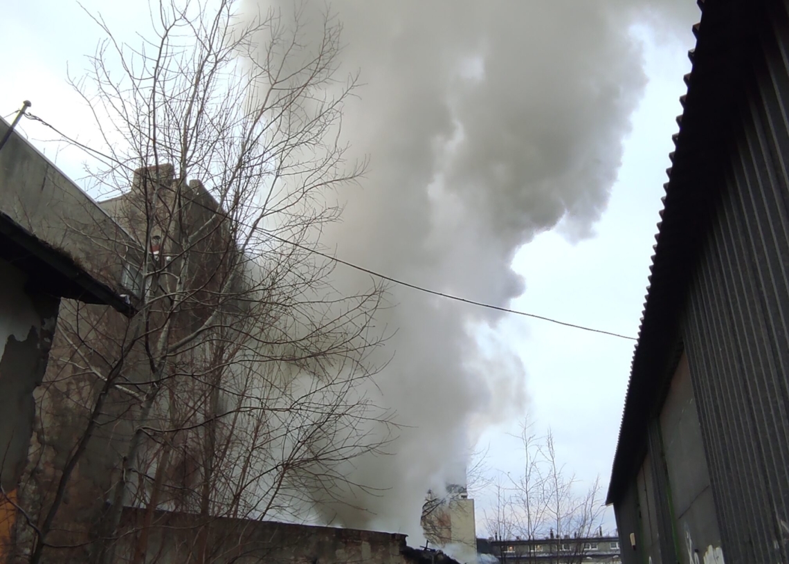 Pożar przy Dowborczyków 24. W akcji gaśniczej bierze udział ponad 30 strażaków [ZDJĘCIA+WIDEO]