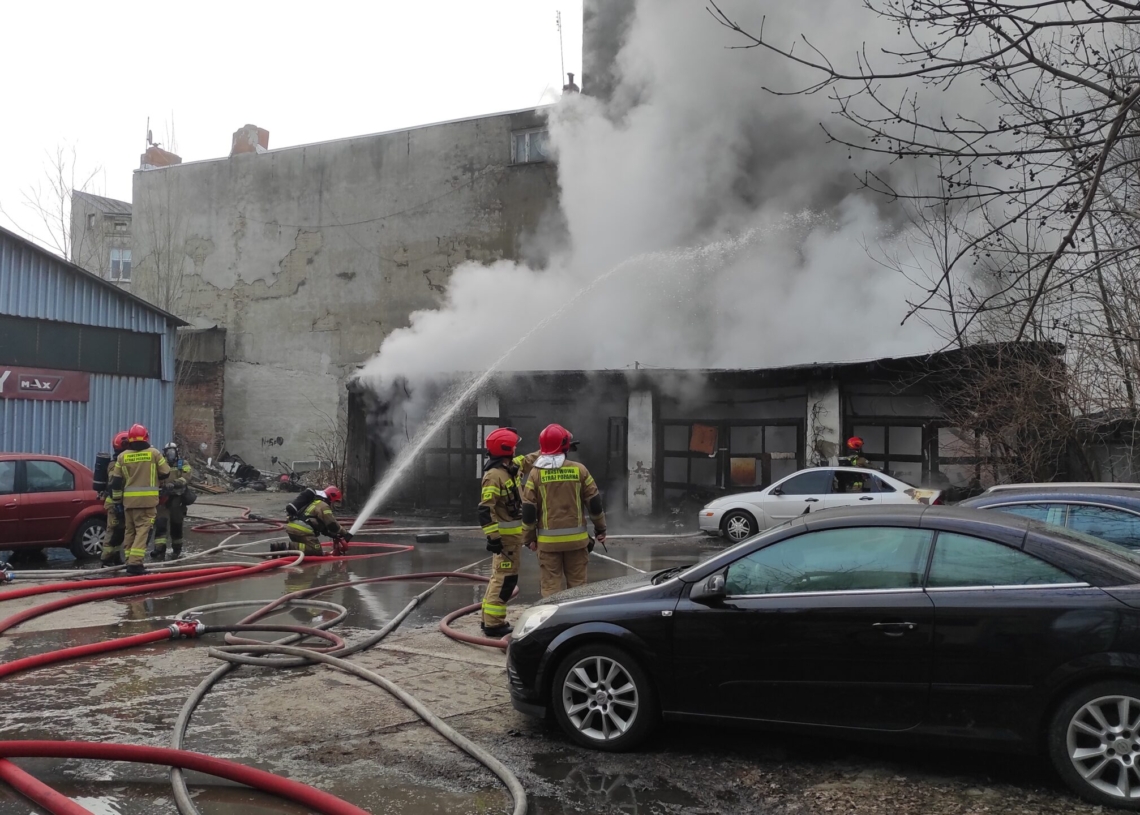 Pożar przy Dowborczyków 24. W akcji gaśniczej bierze udział ponad 30 strażaków [ZDJĘCIA+WIDEO]