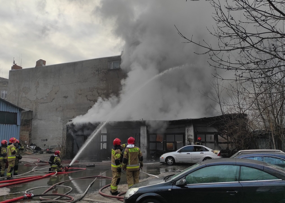 Pożar przy Dowborczyków 24. W akcji gaśniczej bierze udział ponad 30 strażaków [ZDJĘCIA+WIDEO]