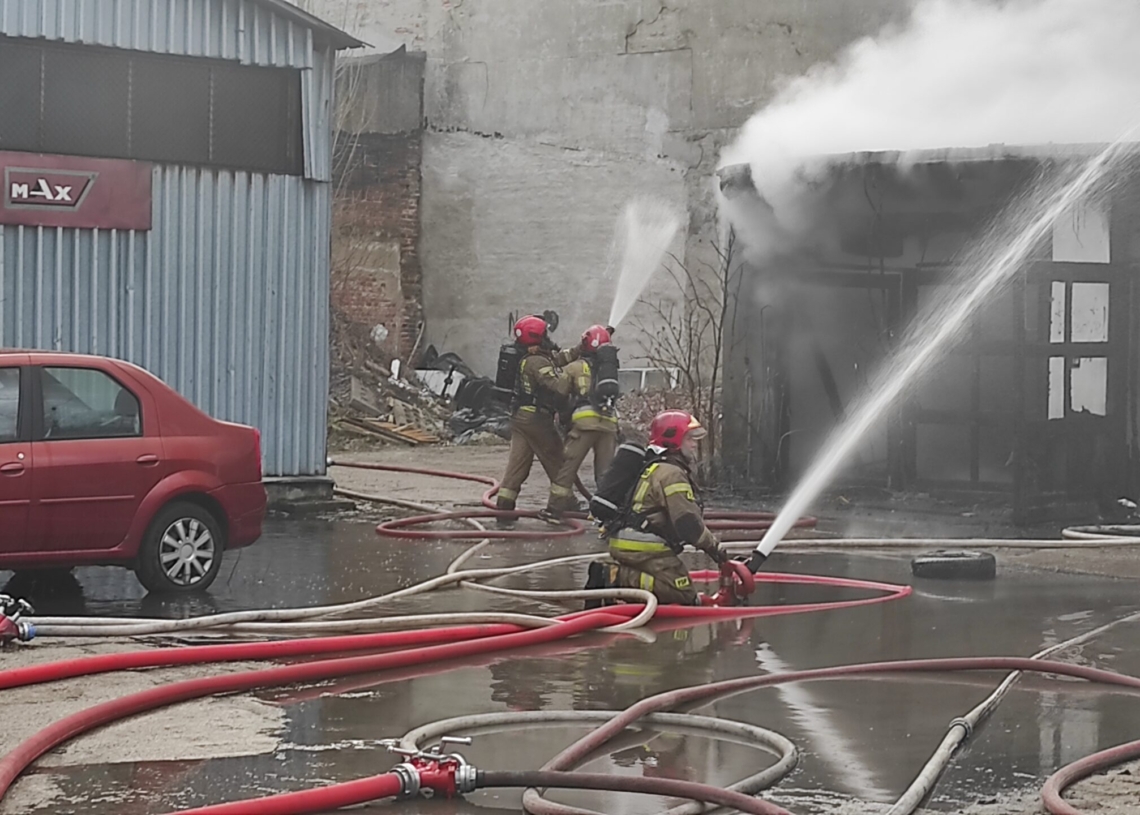 Pożar przy Dowborczyków 24. W akcji gaśniczej bierze udział ponad 30 strażaków [ZDJĘCIA+WIDEO]