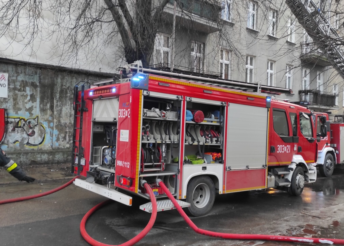 Pożar przy Dowborczyków 24. W akcji gaśniczej bierze udział ponad 30 strażaków [ZDJĘCIA+WIDEO]