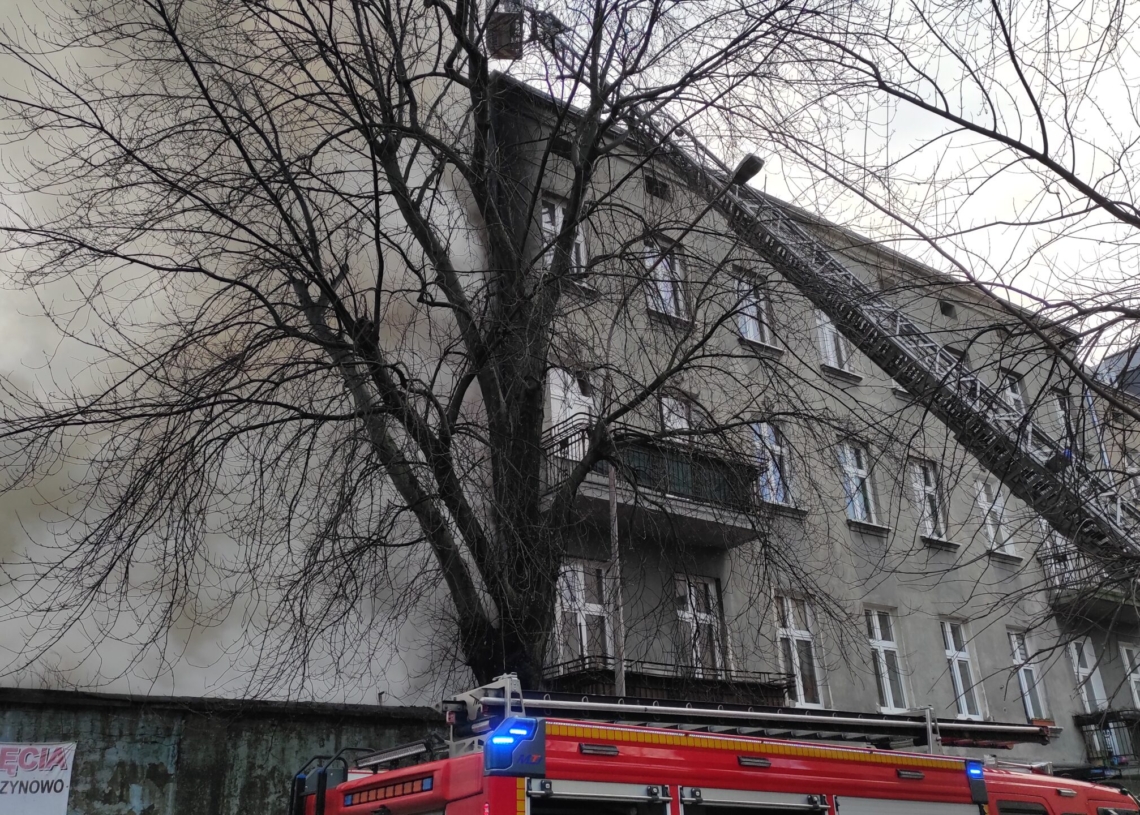 Pożar przy Dowborczyków 24. W akcji gaśniczej bierze udział ponad 30 strażaków [ZDJĘCIA+WIDEO]
