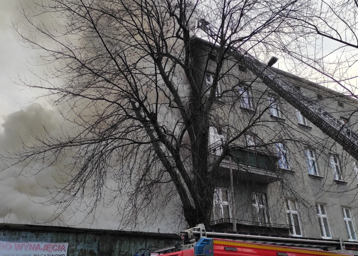Pożar przy Dowborczyków 24. W akcji gaśniczej bierze udział ponad 30 strażaków [ZDJĘCIA+WIDEO]