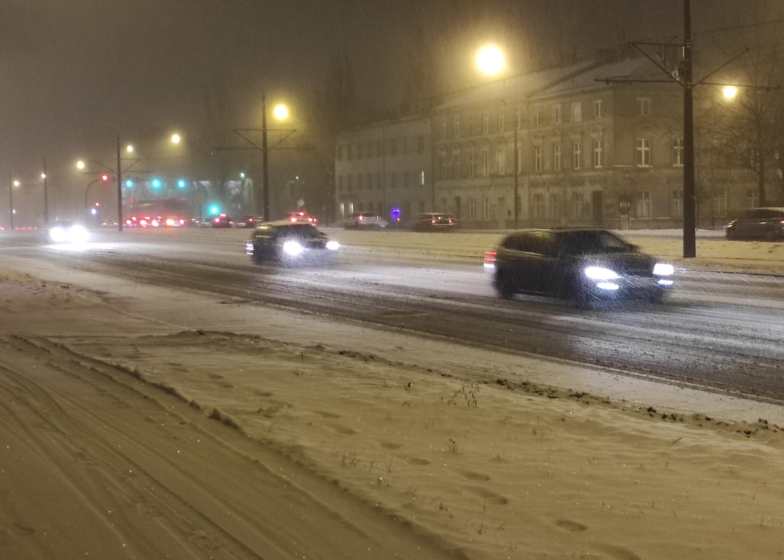 Opady śniegu w Łodzi. Trudne warunki na drogach