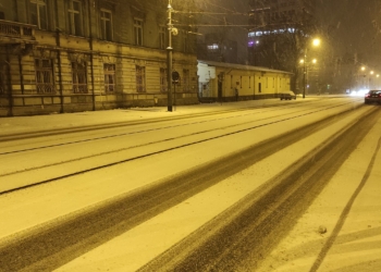 Opady śniegu w Łodzi. Trudne warunki na drogach