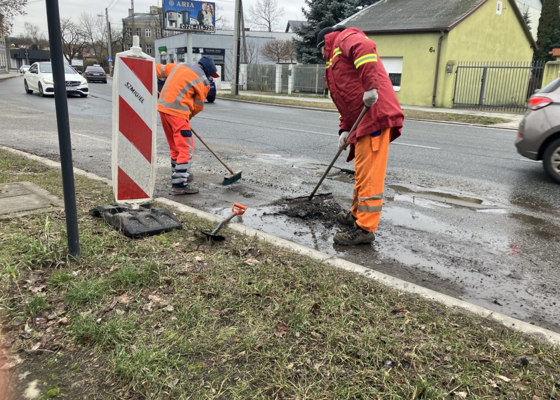 W Łodzi rozpoczęło się łatanie ulic. Inspektorzy ZDiT mają sprawdzać stan dróg w każdej dzielnicy co drugi dzień