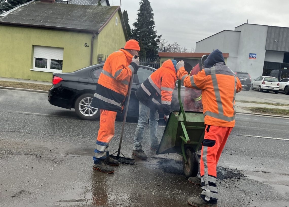 W Łodzi rozpoczęło się łatanie ulic. Inspektorzy ZDiT mają sprawdzać stan dróg w każdej dzielnicy co drugi dzień