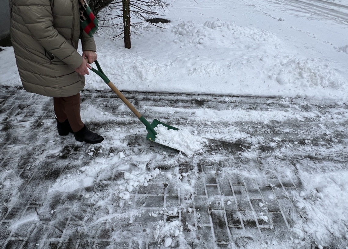 Mandaty w zimę. Ile można zapłacić za nieodśnieżony samochód? 1 Policja przypomina o obowiązkach podczas zimy. Odśnieżanie chodników, dachów i usuwanie sopli