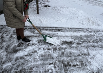 Policja przypomina o obowiązkach podczas zimy. Odśnieżanie chodników, dachów i usuwanie sopli