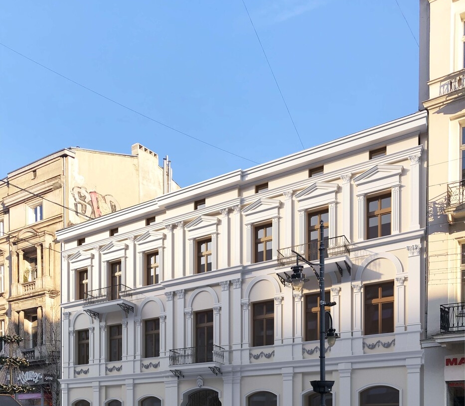 Podwórko rewitalizowanej kamienicy przy Piotrkowskiej 118 ozdobią żyrandole