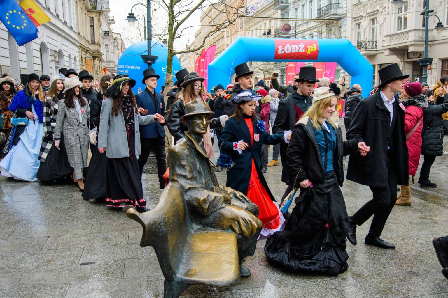 Maturzyści zatańczyli poloneza na Piotrkowskiej w Łodzi
