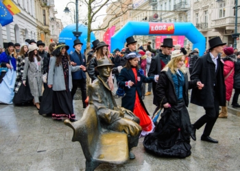 Maturzyści zatańczyli poloneza na Piotrkowskiej w Łodzi