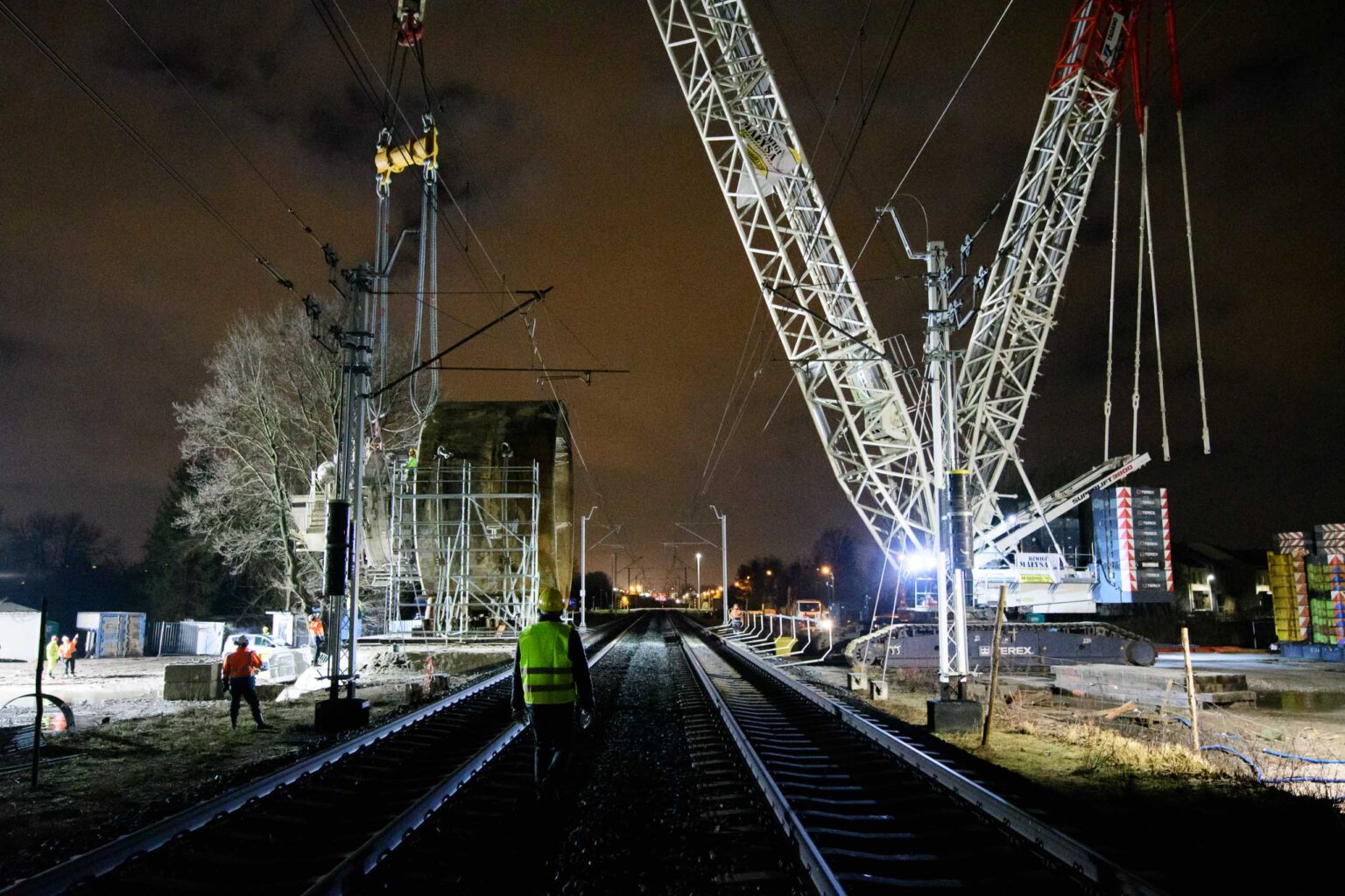 Przenoszenie tarczy maszyny TBM nad torami 1