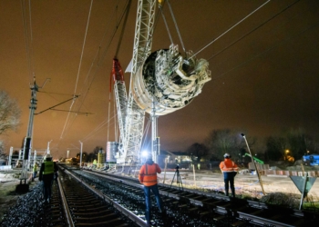 Tarcza Faustyna przeniesiona nad torami kolejowymi. Niedługo początek drążenia trzeciego tunelu