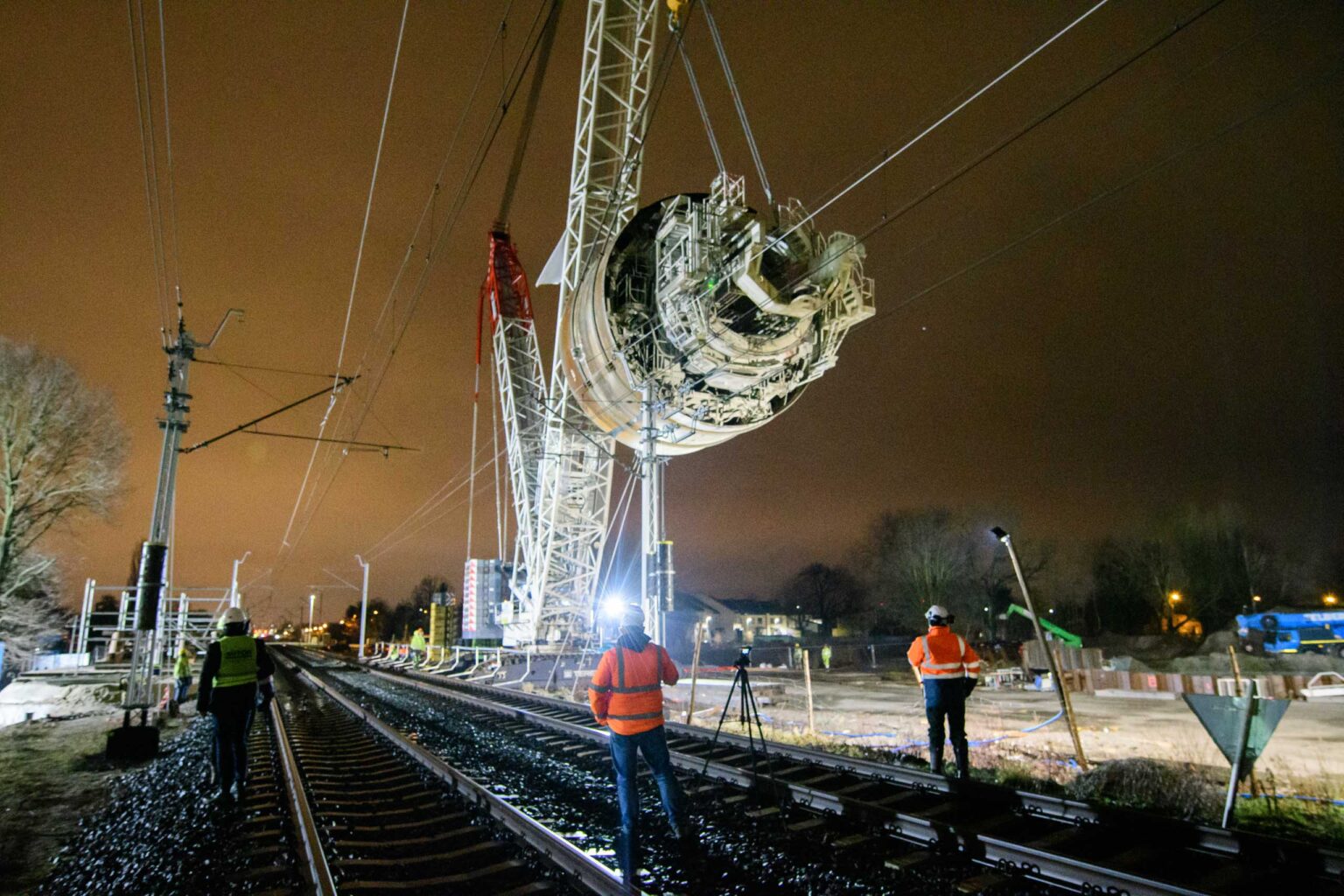 Przenoszenie tarczy maszyny TBM nad torami 10