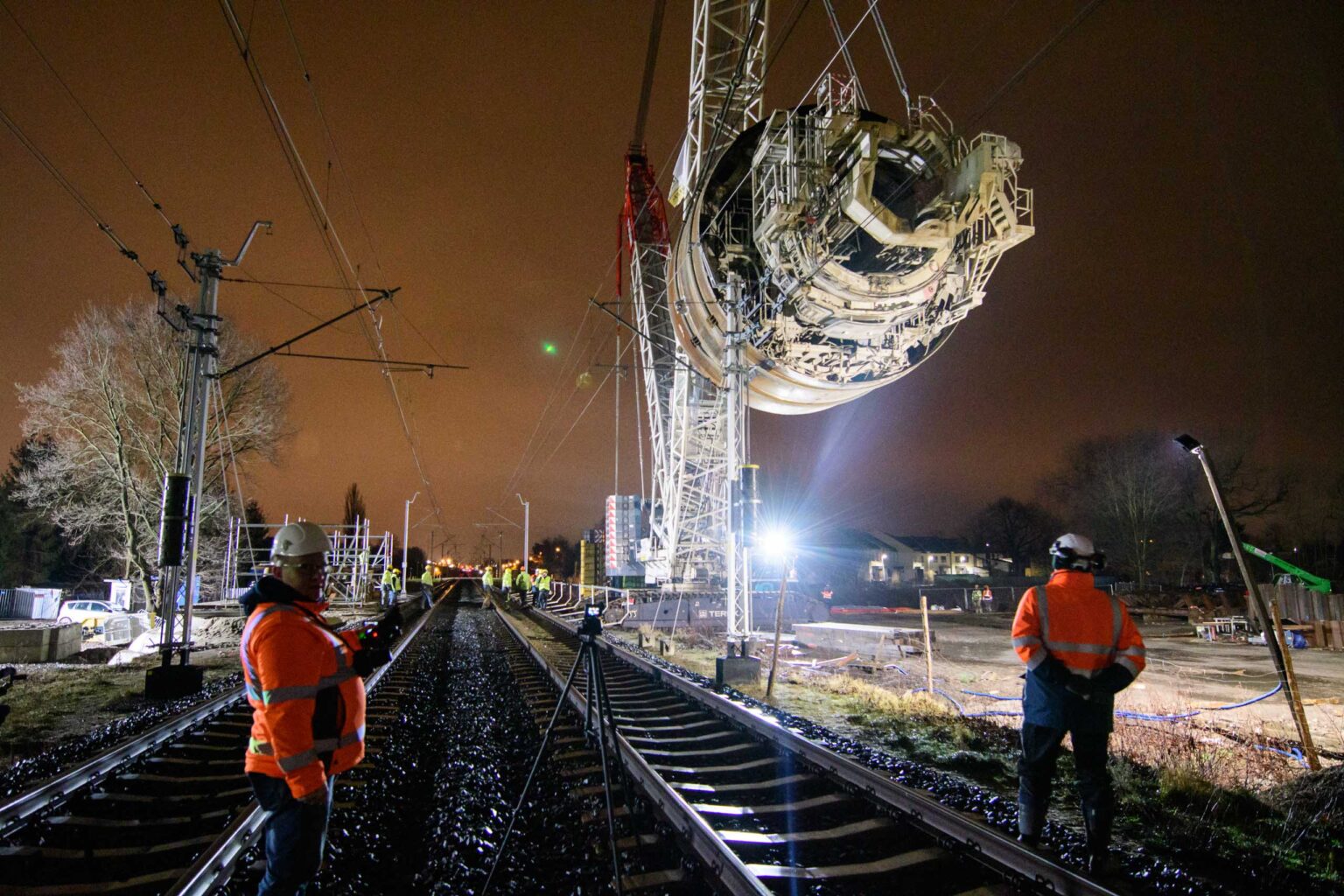 Przenoszenie tarczy maszyny TBM nad torami 11