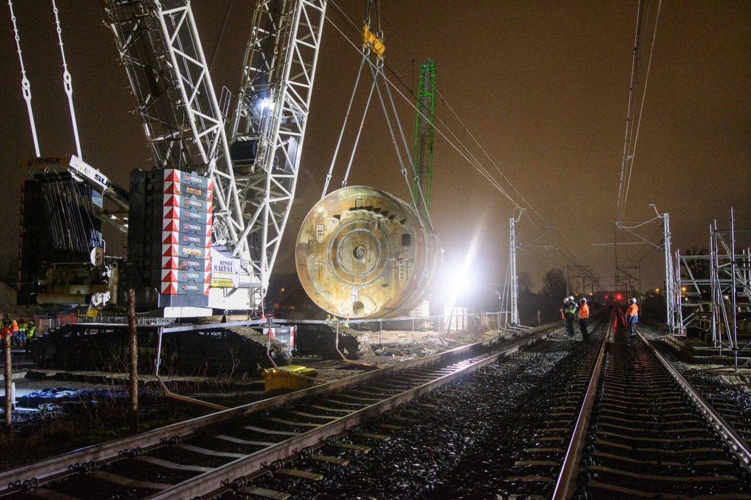 Przenoszenie tarczy maszyny TBM nad torami 13