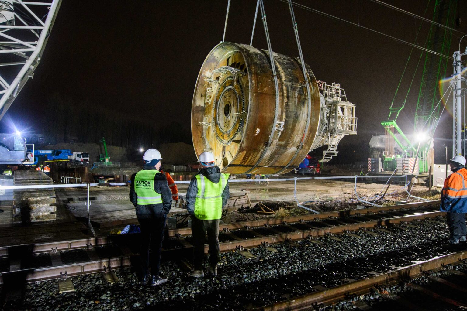 Przenoszenie tarczy maszyny TBM nad torami 14