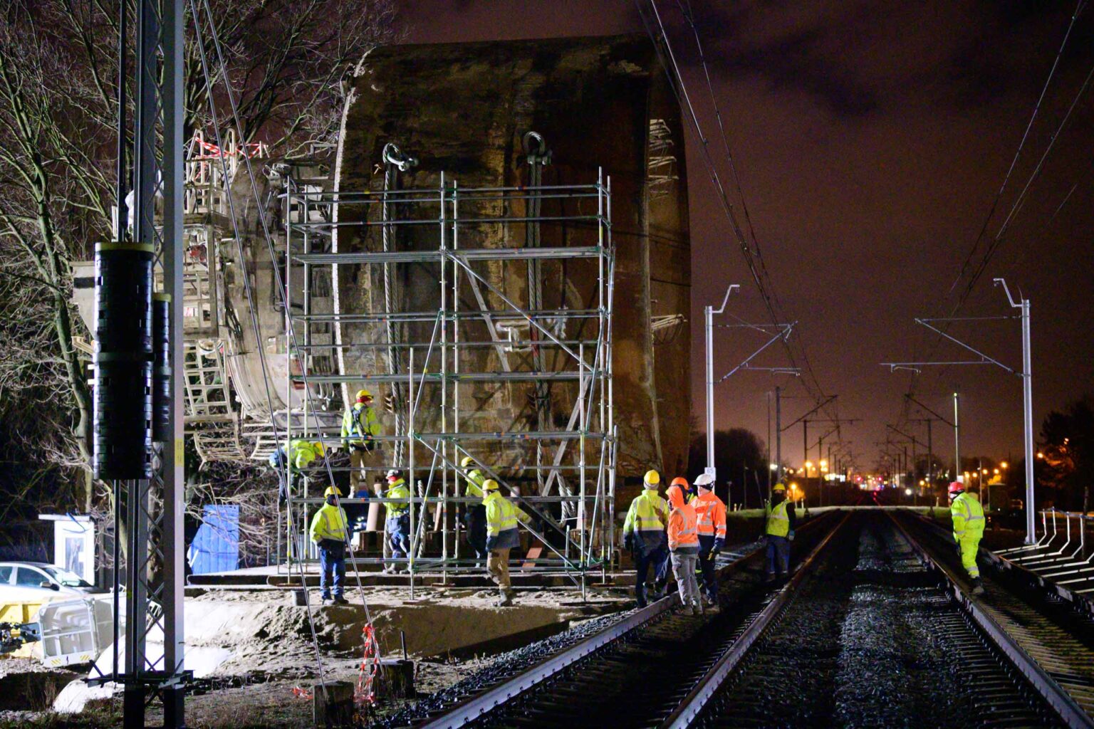 Przenoszenie tarczy maszyny TBM nad torami 15