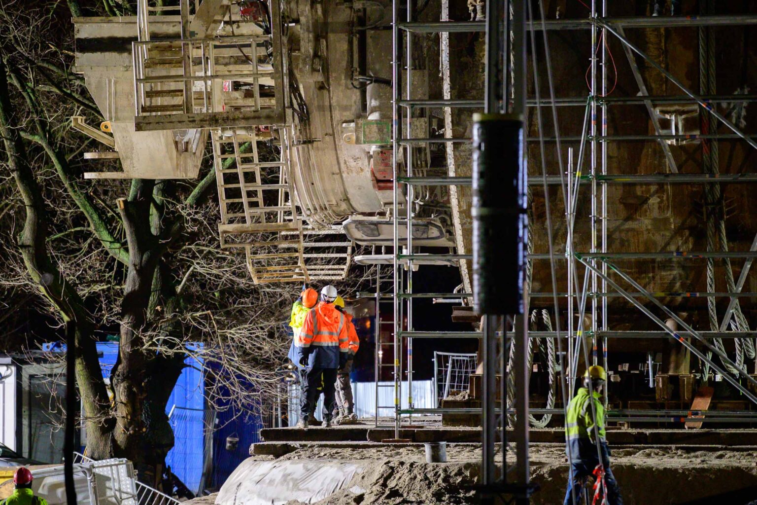 Przenoszenie tarczy maszyny TBM nad torami 18