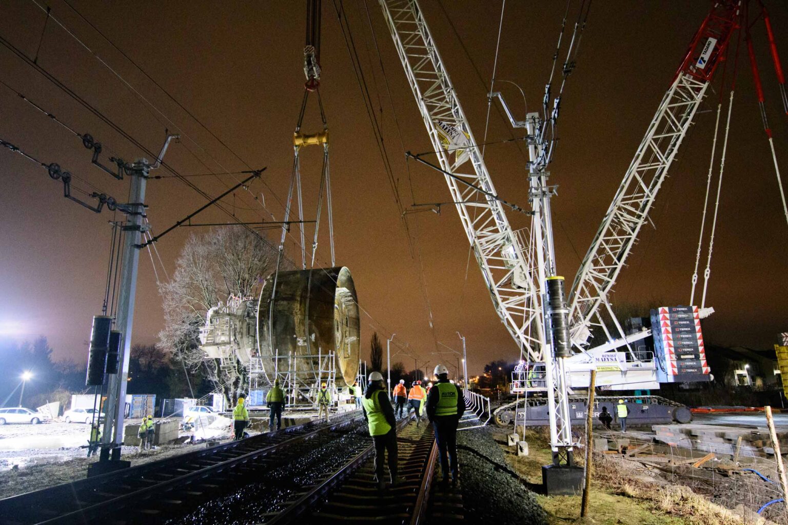 Przenoszenie tarczy maszyny TBM nad torami 2