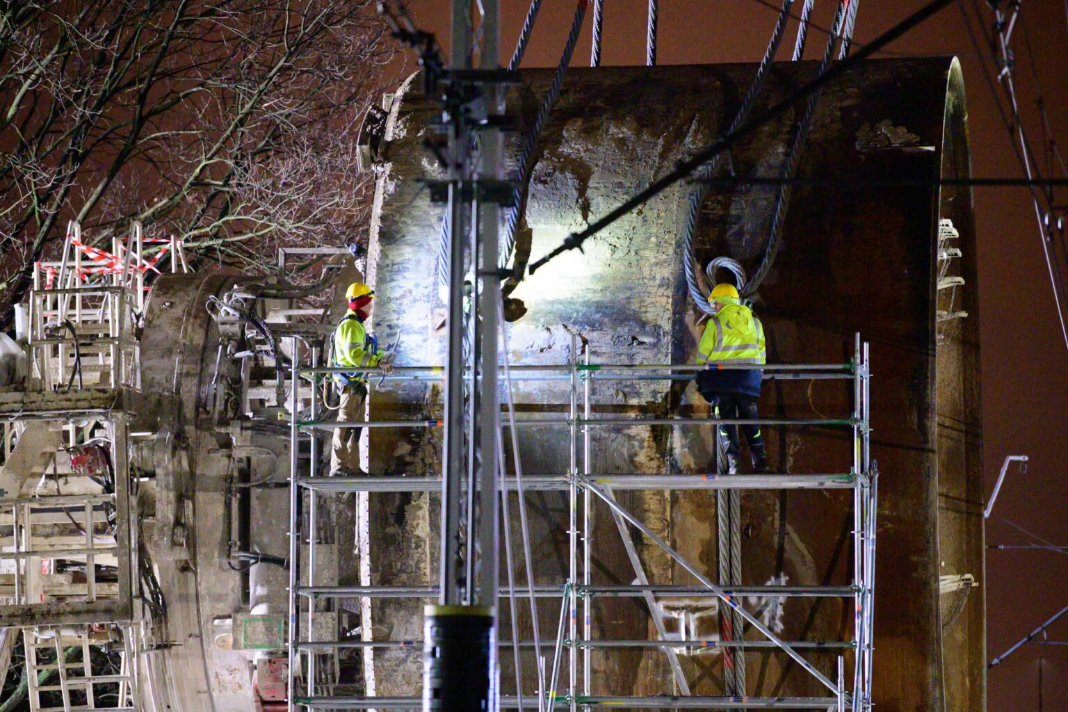 Przenoszenie tarczy maszyny TBM nad torami 20