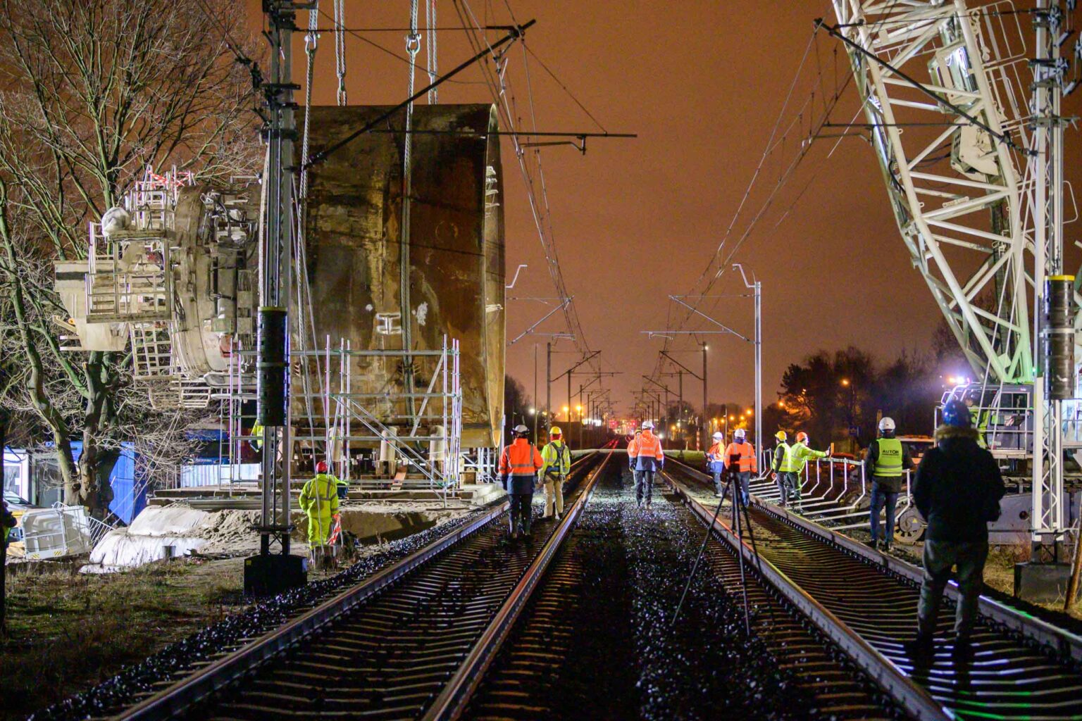 Przenoszenie tarczy maszyny TBM nad torami 23