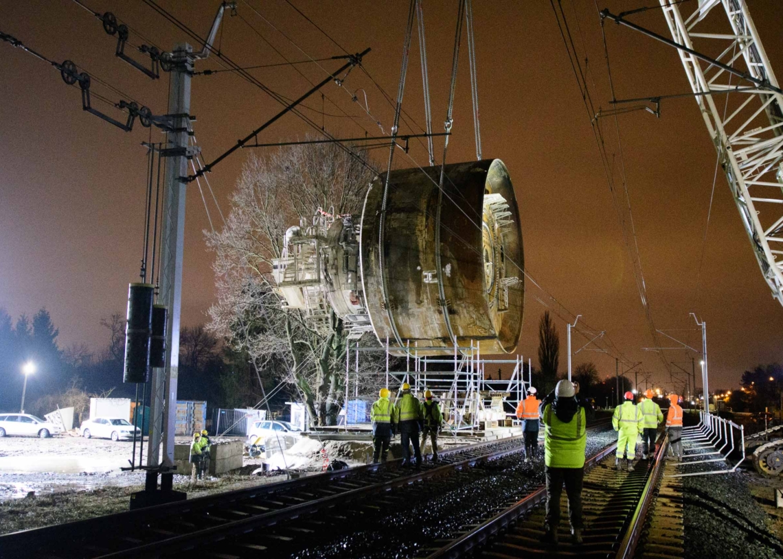 Tarcza Faustyna przeniesiona nad torami kolejowymi. Niedługo początek drążenia trzeciego tunelu