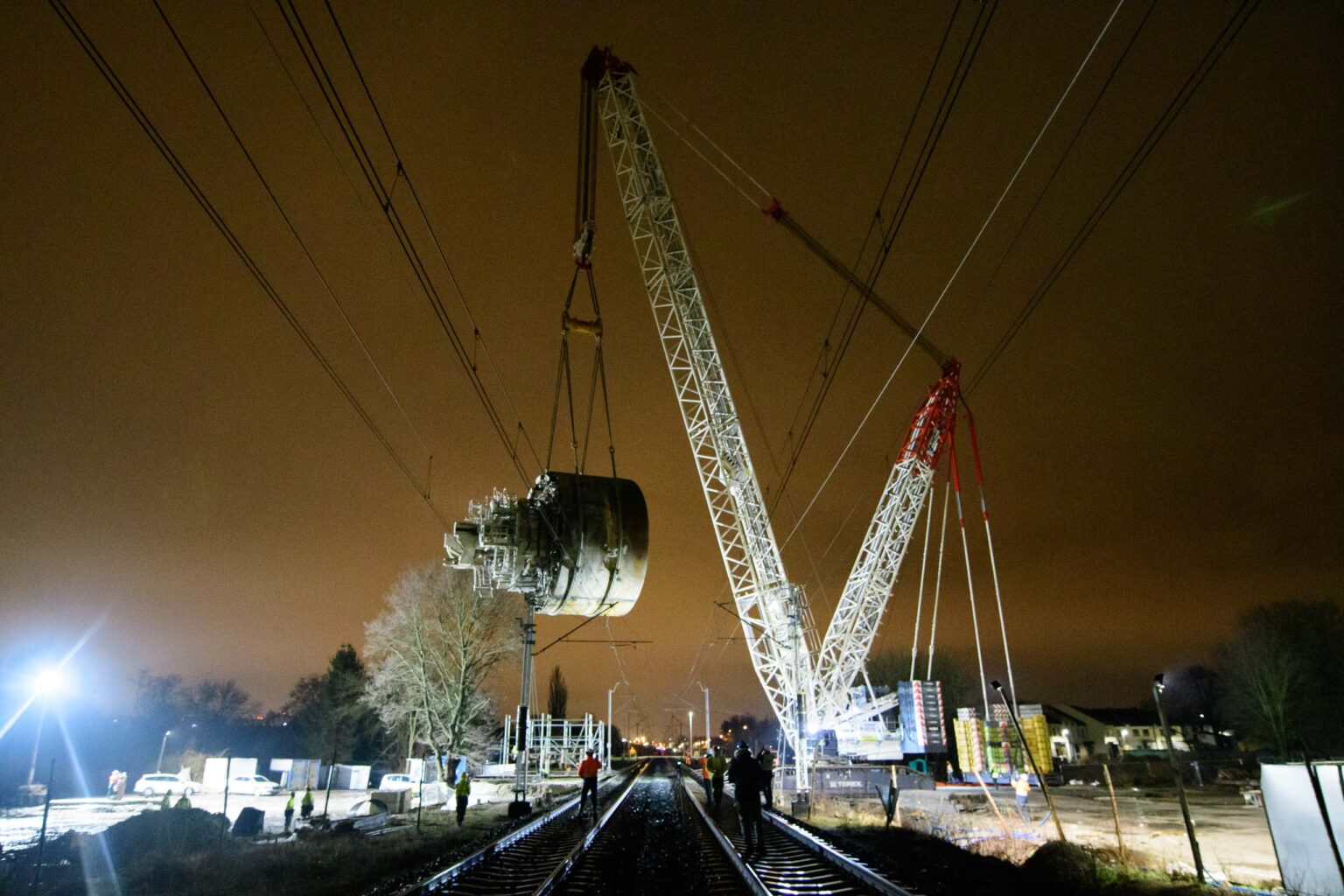 Przenoszenie tarczy maszyny TBM nad torami 6