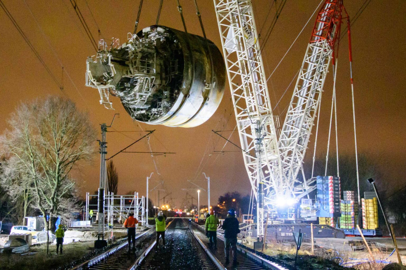 Przenoszenie tarczy maszyny TBM nad torami 7