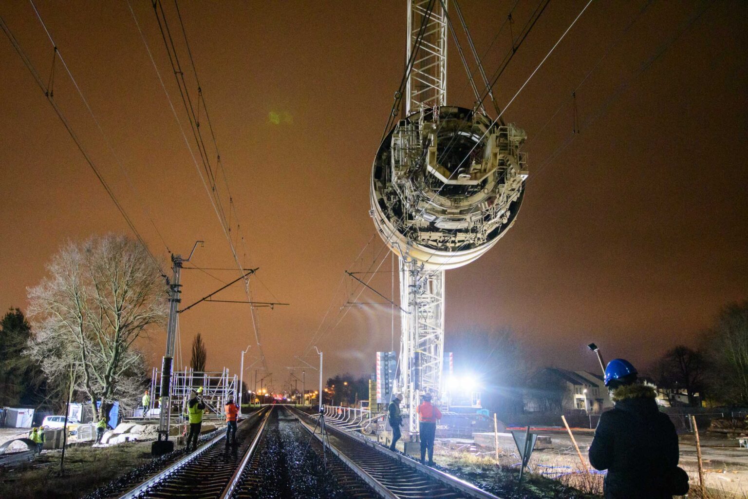 Przenoszenie tarczy maszyny TBM nad torami 9