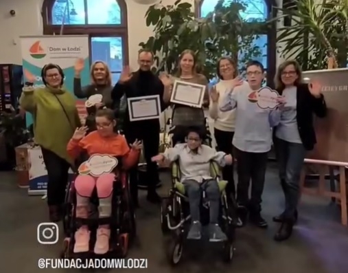 Akcja #Chmurka - pełnia życia. Certyfikaty Fundacji „Dom w Łodzi” dla Teatru Arlekin i Ulicy Żywiołów w EC1 1 Akcja #Chmurka - pełnia życia